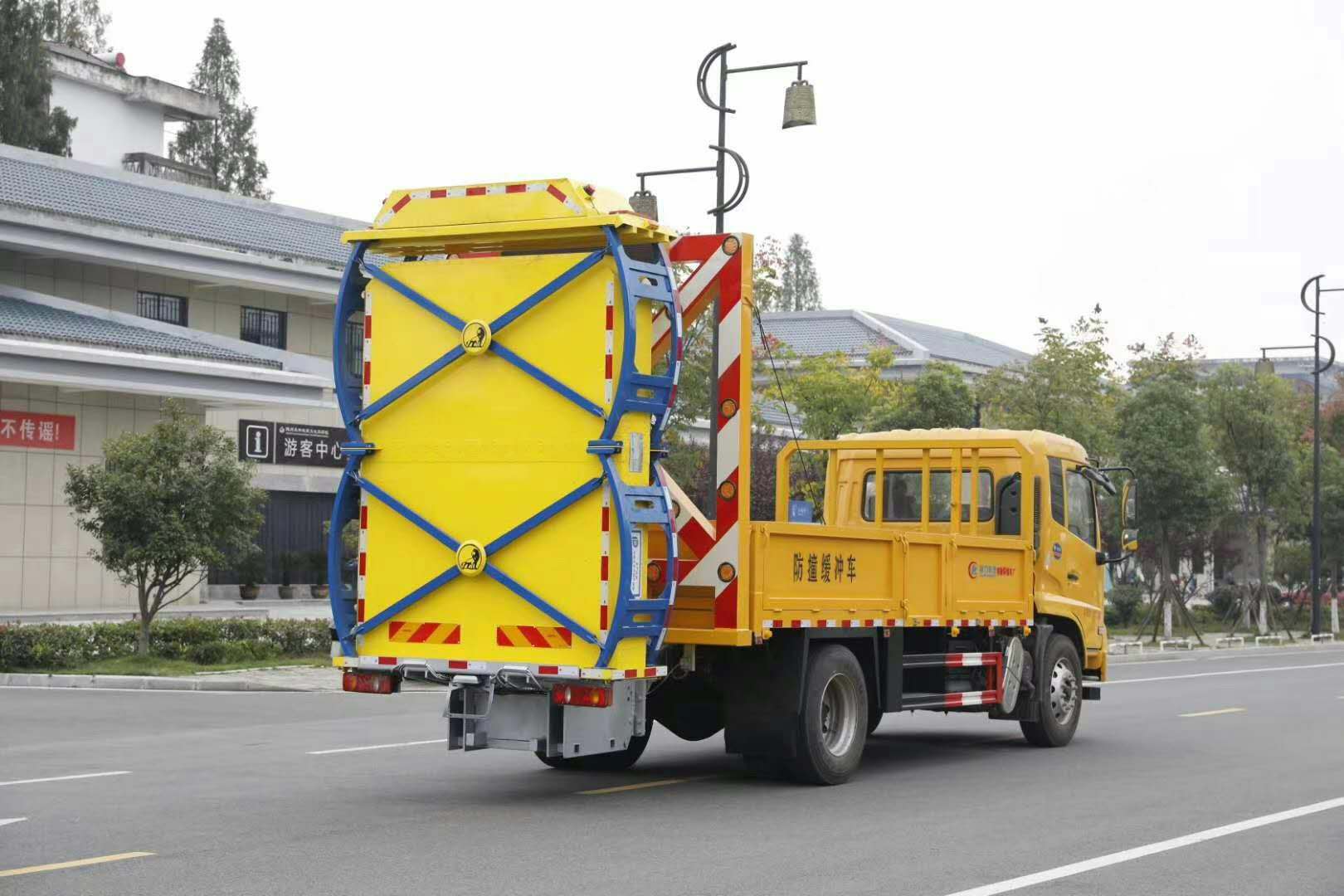 廣東汕頭南澳江鈴防撞緩沖車部署，為道路施工與緊急救援筑牢安全屏障